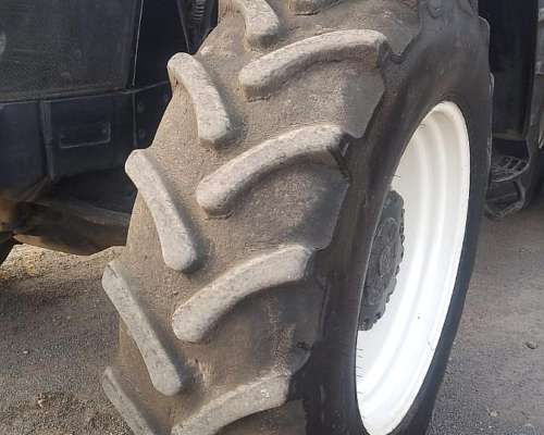 Tractor New Holland T7240 Impecable con Piloto y Giro en CAB