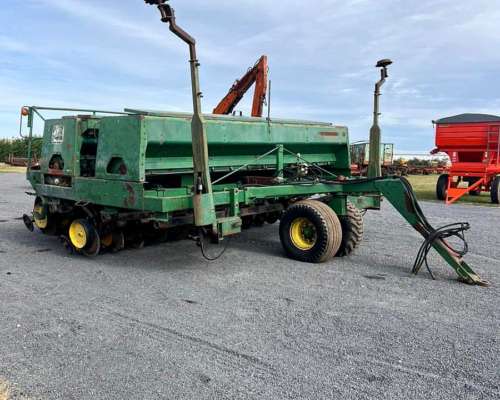 Sembradora John Deere de 25 Líneas a 17.5 con Alfalfero