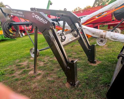 Pala Frontal Cinalli de 1000 Kg y Casi 4 Metros de Altura