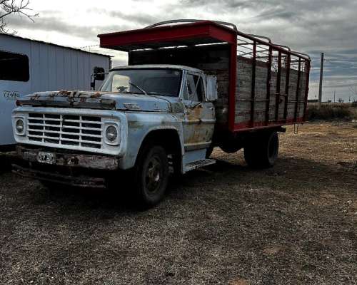 Camión Ford 600, con Motor Perkin 6 Cilindros
