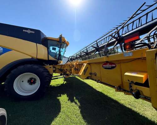 Cosechadora New Holland CR 6080, año 2016, con Draper 35