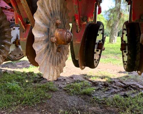 Sembradora Apache 27000+ 32 Lineas a 42 cm Mecanico