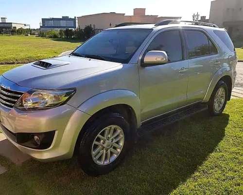 Vendo Toyota Hilux SW4 .