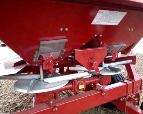 Fertilizadora de Arrastre Doble Plato 3000 KG. Nueva Syra