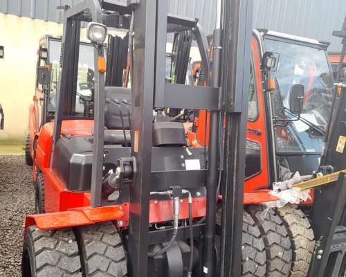 Autoelevador 3.5 Toneladas Torre Triple Diesel Ruedas Duales