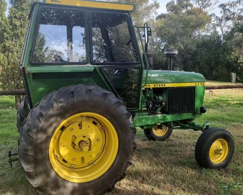 Tractor John Deere 3330.