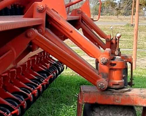 Sembradora Bertini Modelo 30000 con 20 S 40 Cms. y 16 a 52