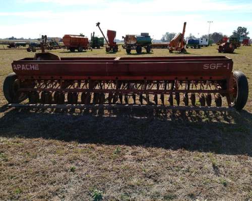 Sembradora Apache de Grano Fino de 27 Líneas a 17,5