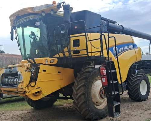 Cosechadora New Holland CR 7.90 con Drapper 40