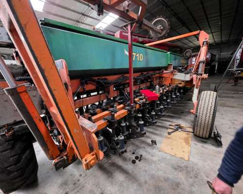 Sembradora Dumaire 710 de 33 a 19 cm