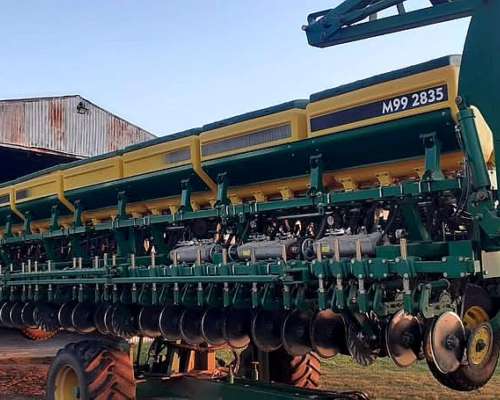 Sembradora Tedeschi M99 de 28 Surcos a 35 CM.
