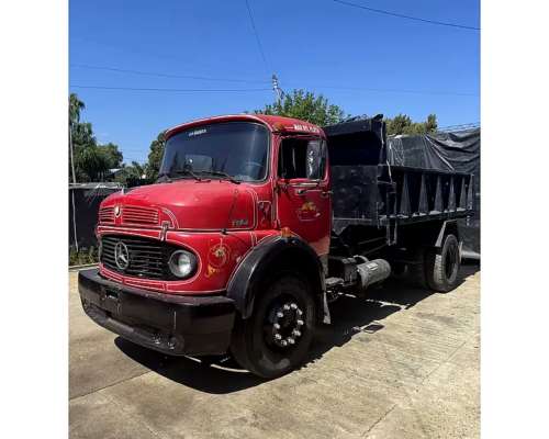 Mercedes Benz 1518 con Volcador