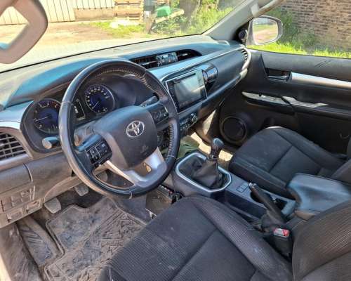 Vendo Toyota Hilux 4X4 año 2017.