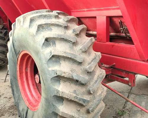 Tolva Ombú 22 TN. año 2006.