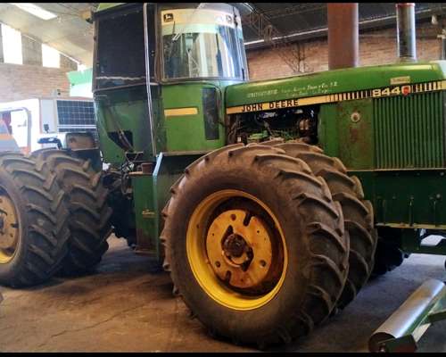 John Deere 8440 Doble Tracción 250 HP Centro Cerrado