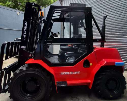 Autoelevador Diesel 4X4 Noblelift 3530 (todo Terreno)