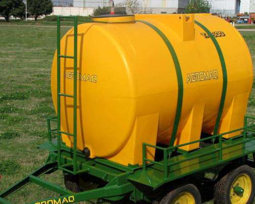Acoplado con Tanque Plástico de 3200 Lts. Agromaq.