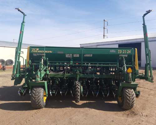 Sembradora Pierobon Usada 24 a 21 con Alfalfero Usada Fert