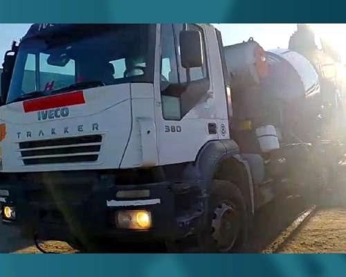 Camión con Mixer Iveco Trakker (id634)