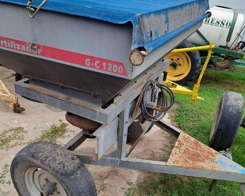 Fertilizadora de Arrastre GAS CEM 1000 KG.