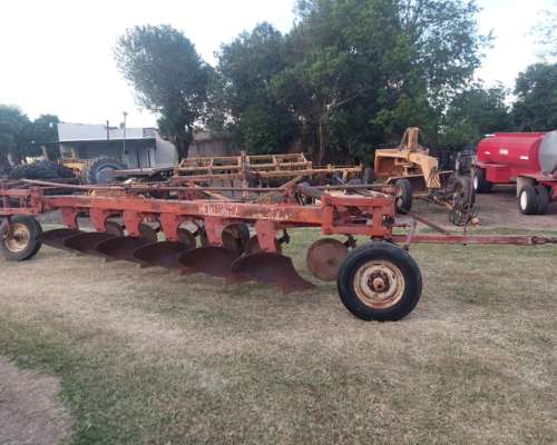 Arado 6 Rejas X 14 . Armstrong. Hidraúlico