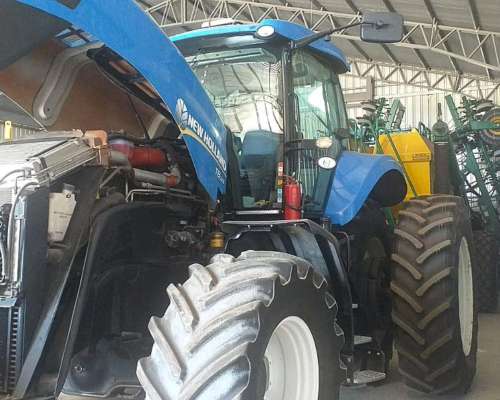 Tractor New Holland T8 325 año 2012.