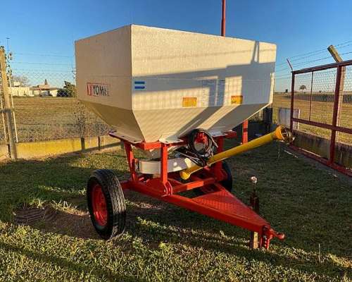 Fertilizadora Yomel 1050 muy Buena
