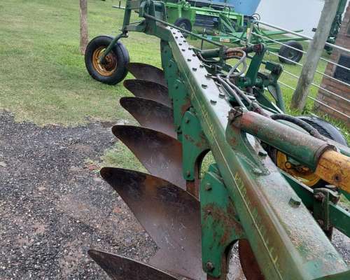 Arado de 6 Rejas Marca Agromec