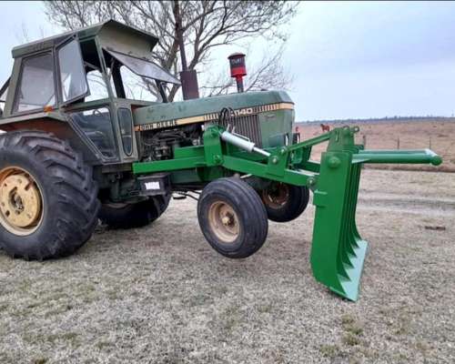 Tractor John Deere 3140 con Rastrillo Topador