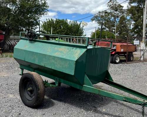 Acoplado Tanque de 1500lts con Bomba