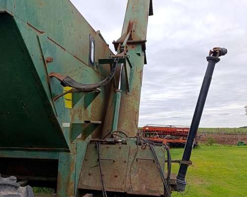 Monotolva Ombu 2012 de 2 Ejes Cubiertas 12.3x24 y 13.1x30