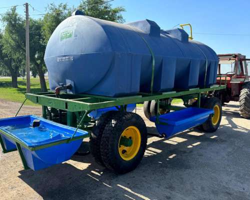 Acoplado Tanque para 10.000 Lts con Bebederos