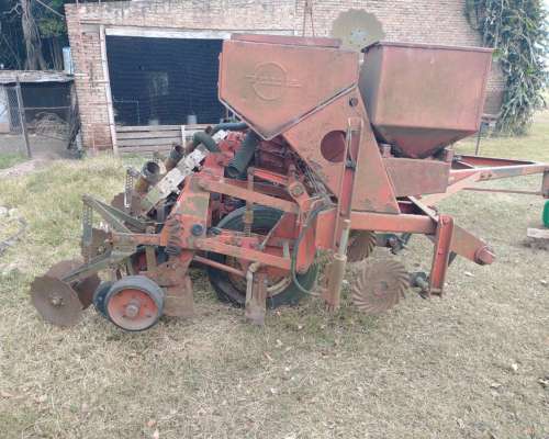 Vendo Sembradora y Pulverizador para Desarmar o Reparar.