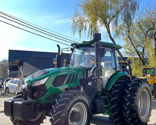 Tractor 220 HP - 4X4 - Rodado Dual - Bomba Pistón