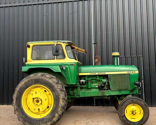 Tractor John Deere 3530.