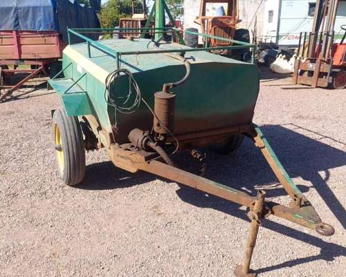 Acoplado Cisterna 1500 Litros con Bomba