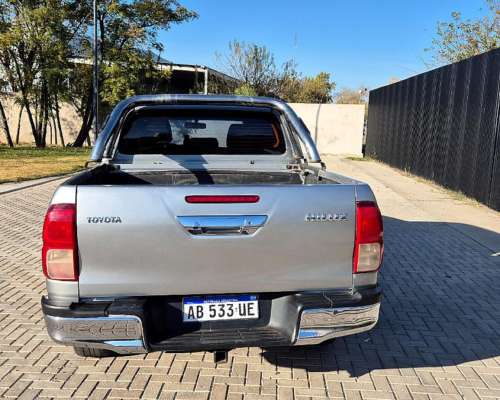 Toyota Hilux SR 4X4 D/C Manual