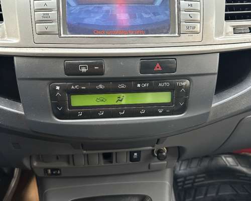 Oport. Solo 137.033 KM. Toyota Hilux SRV 4X2 C/D 3.0 Cuero