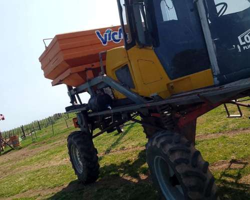 Fertilizadora Barbuy, de 2200 Kilos