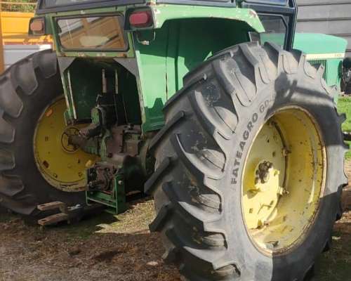 Tractor John Deere 2420, con Cabina.