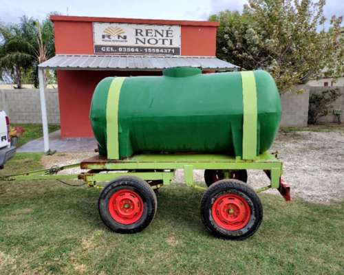 Acoplado de 2 Ejes de 2 Mil Litros de Agua.