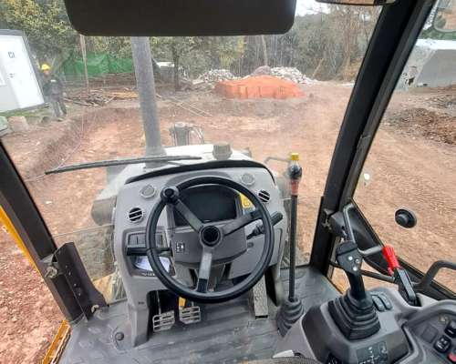 Retroexcavadora Volvo. Modelo Bl70b. año 2015.
