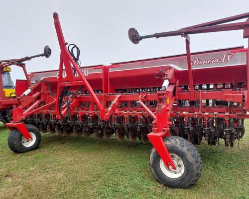 Sembradora Pionera 4017 con Alfalfero y Monitor