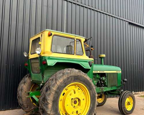 Tractor John Deere 3530.