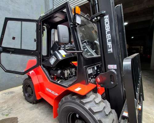 Autoelevador Diesel 4X4 Noblelift 3530 (todo Terreno)