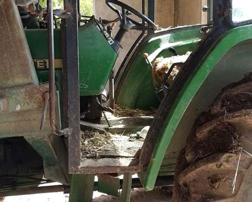 Tractor John Deere 5700