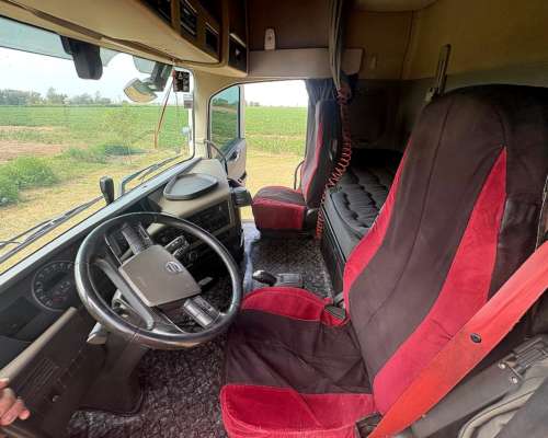 Camión Volvo FH 460 con Jaula , Semi Tolva y Tanque Cisterna