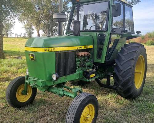 Tractor John Deere 3330.