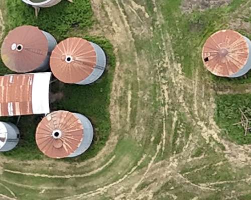 5 Silos Metalicos: 2 X 80 Ton, 2 X 90 Ton, 1 X 39 Ton.