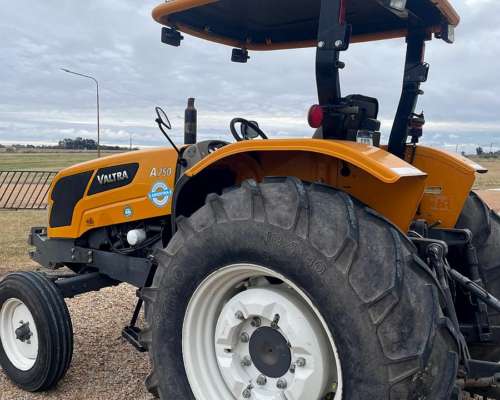 Tractor Valtra A750, Plataformado. 3 Puntos. 3000hs.